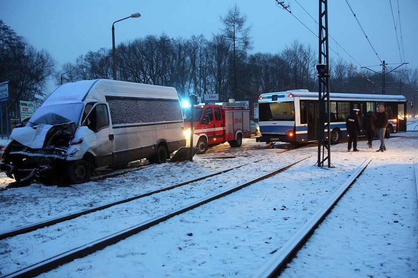 14 osób w szpitalu. Wypadek busa z autobusem w Krakowie