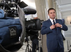 Hofman przeprasza za "podfałszowany" sondaż. Wykręci się od procesu?