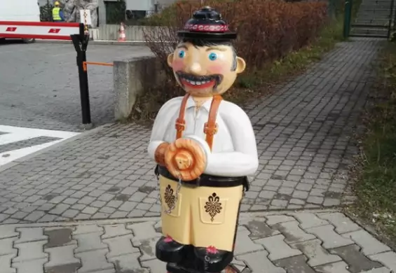 Hydrant "Jędruś" mógł stanąć tylko w jednym miejscu w Polsce. Śmiać się czy płakać?