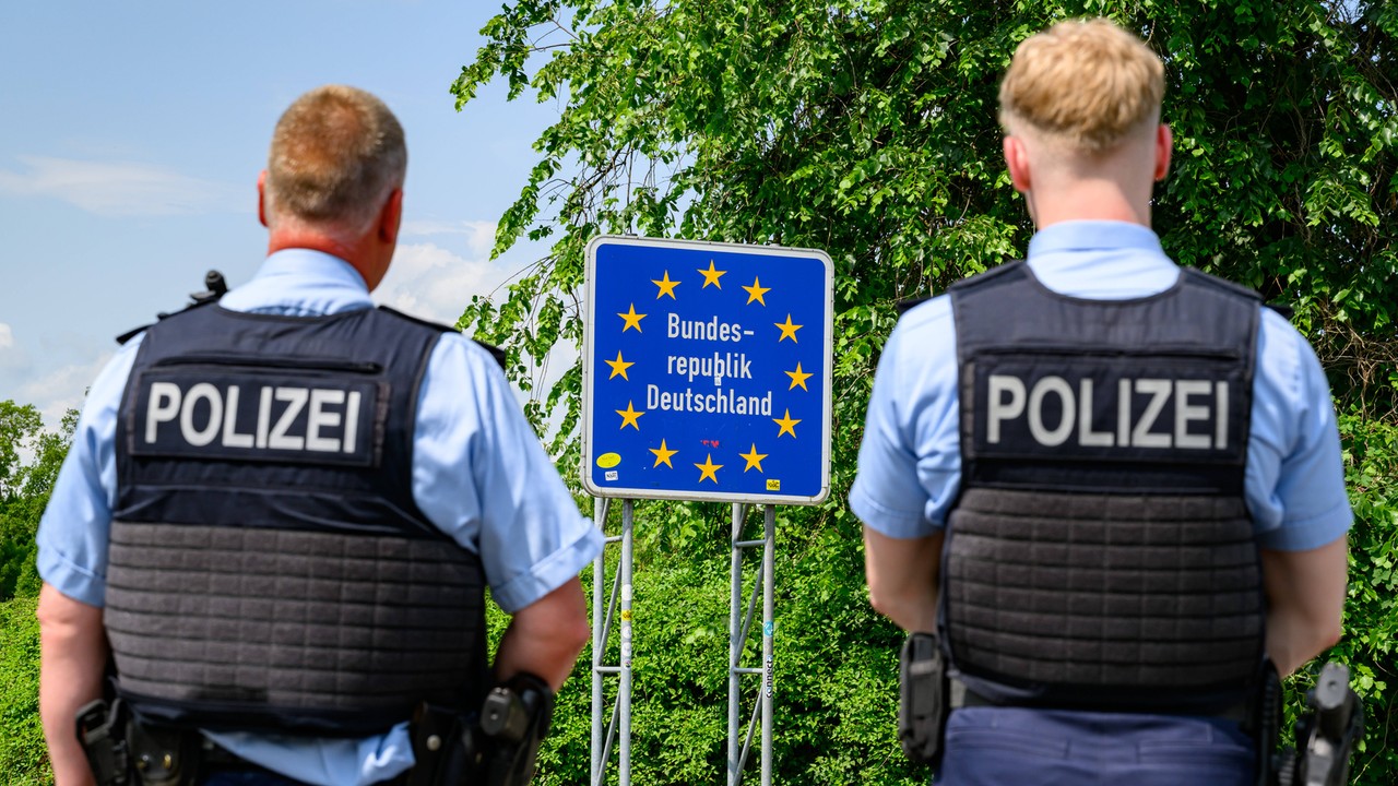 Poufny raport KE dowodzi, że liczba migrantów ubiegających się o azyl w Niemczech drastycznie spadła. Nie tylko tam