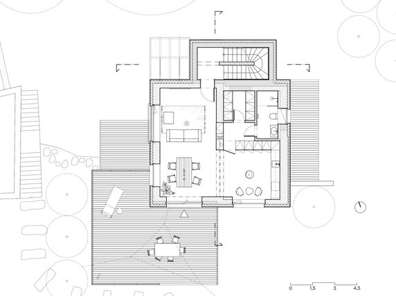 Zielony dom pośród bujnej zieleni. Projekt metamorfozy 60-letniego budynku wykonało biuro Aoc architekti