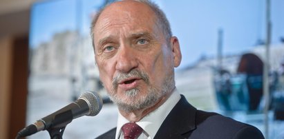 Macierewicz zamawia naładowane bombki kalibru 110 mm!