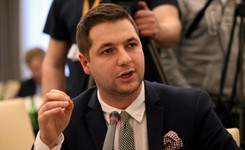 'Wyborcza' o przeszłości wiceministra Jakiego: Piłkarski kibol, internetowy troll?