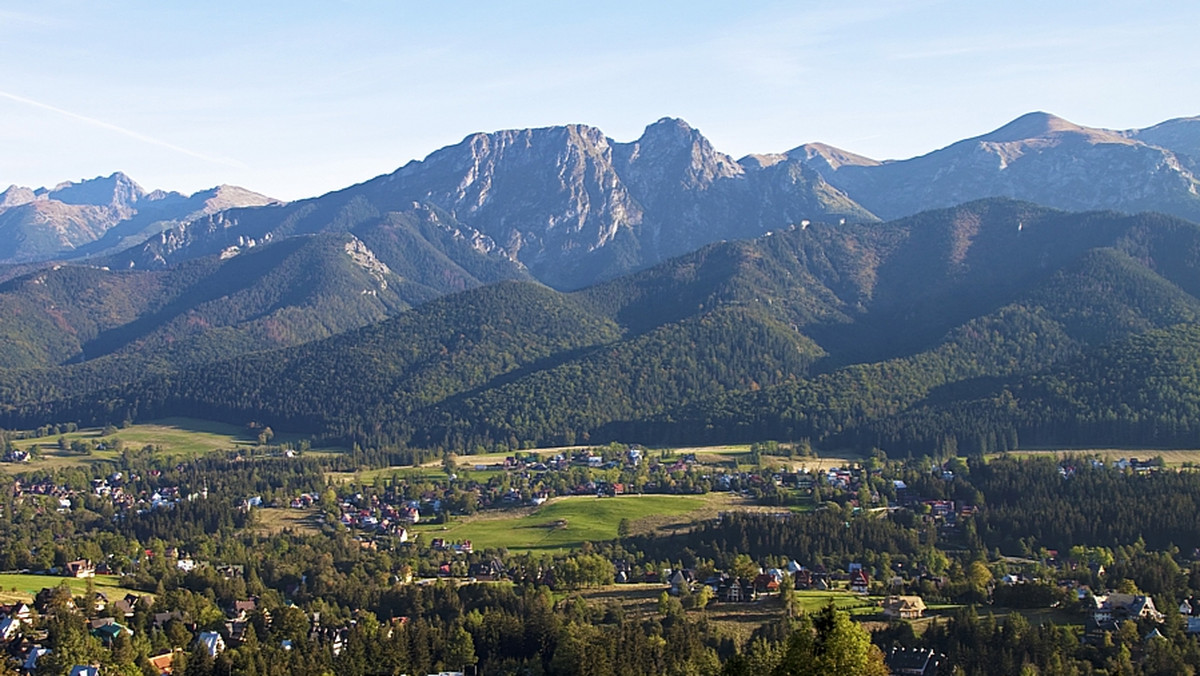 Turyści wybierający się na wakacyjny wypoczynek pod Tatry, za noclegi w hotelach i popularnych kwaterach prywatnych nie zapłacą więcej niż w ubiegłym sezonie letnim - powiedział PAP szef Biura Promocji Zakopanego Andrzej Kawecki.