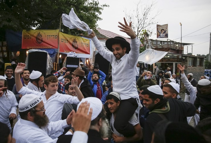 Żydzi zjechali do Żydzi zjechali do Humania. Świętują Żydzi zjechali do Humania. Świętują nowy 5776 rok5776 rokna Ukrainie. Świętują nowy 5776 rok