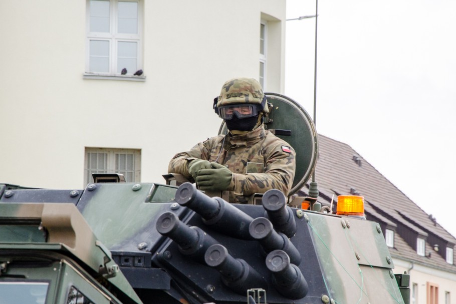 W przeliczeniu na mieszkańca średnio państwa wydają na wojsko 272 dol. Pod tym względem na pierwszym miejscu znajduje się Izrael – gdzie wydatki wynoszą 2508 dol. na osobę, dalej jest USA z kwotą 2351 dol. i Singapur – 1856 dol. na mieszkańca. W Polsce wskaźnik ten wynosi 344 dol. na osobę, natomiast na Ukrainie 135 dol.