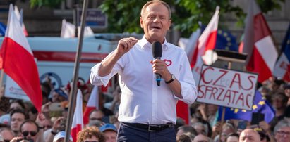 "Prezes ma pełne gacie". Tak Donald Tusk wyśmiał Jarosława Kaczyńskiego na wiecu w Poznaniu