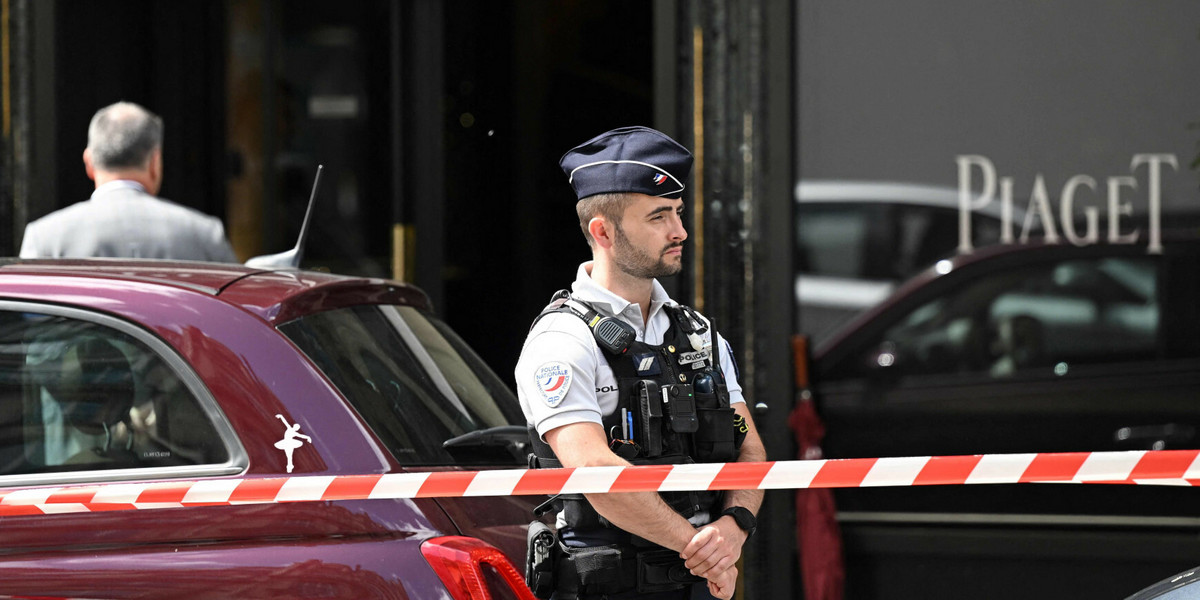 Czerwono-biała taśma policyjna odgradza wejście do luksusowego francuskiego sklepu jubilerskiego Piaget przy Rue de la Paix, 1 sierpnia 2023 r.