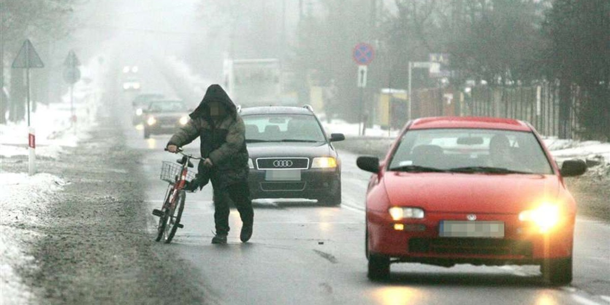 Kierowcy muszą mieć się na baczności. Na drogach panują trudne warunki.