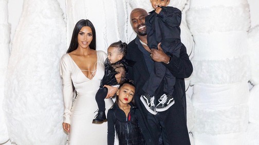 Kim Kardashianék karácsonyi fotója sokkal felháborítóbb még annál is, mint elsőre látszik