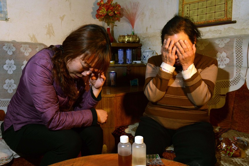 Majka (levo) i baka petogodišnje devojčice koja je umrla od posledica trovanja