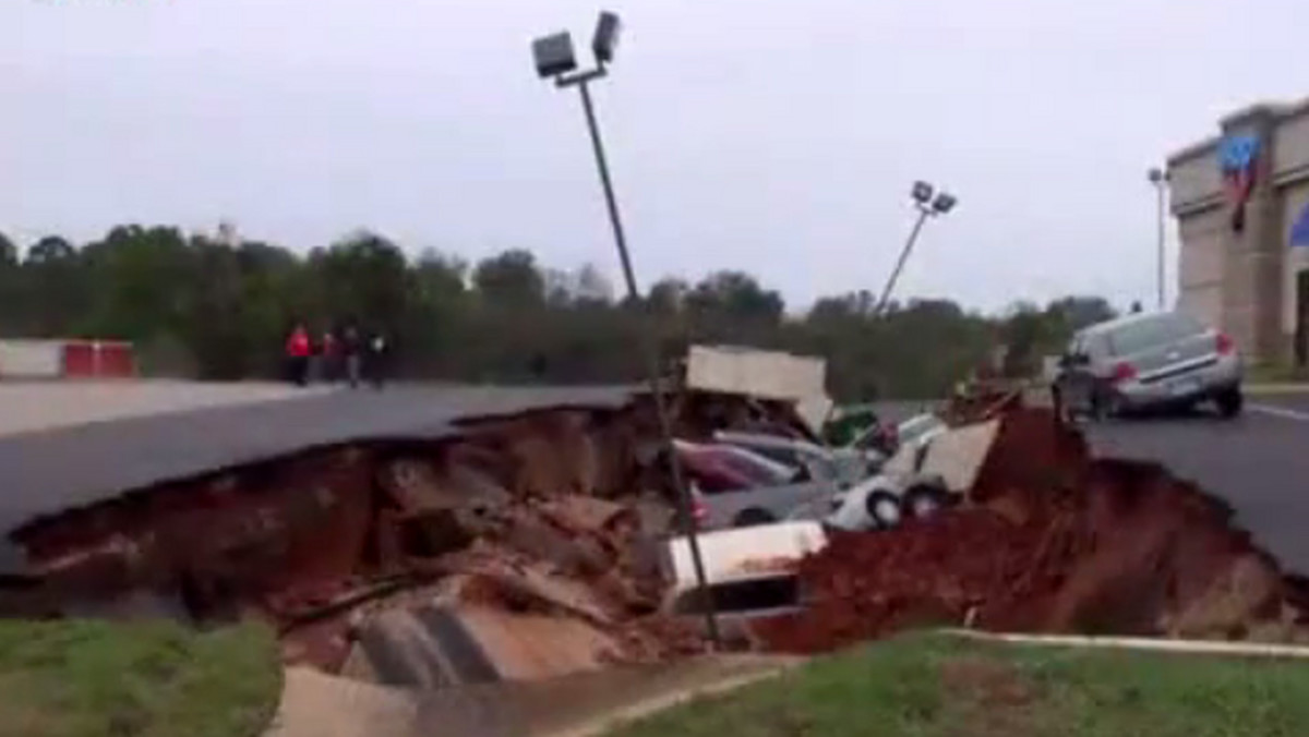 Gigantyczna dziura pochłonęła kilkanaście samochodów w mieście Meridian w stanie Mississippi. Zapadł się parking przed niedawno wyremontowaną restauracją IHOP - podaje "ABC News".