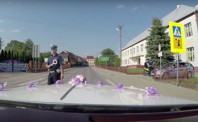 Policjanci Wydziału Ruchu Drogowego z Komendy Powiatowej Policji w Brzesku pełnili służbę w miejscowości Szczurowa