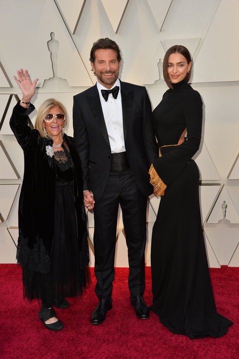Zagraniczne gwiazdy z mamami na czerwonym dywanie: Bradley Cooper i Gloria Campano (na zdjęciu z Iriną Shayk)