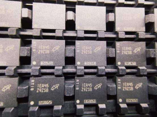Kości pamięci Microna użyte w modułach DDR5 Jiahe Jinwei