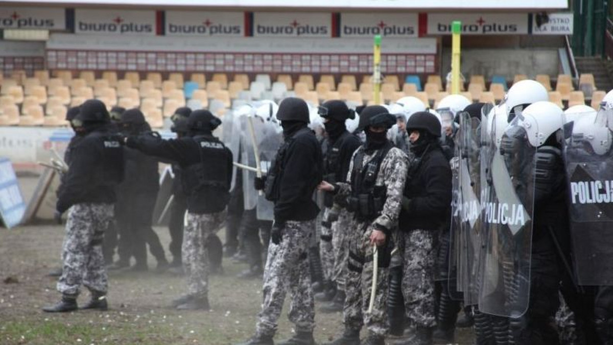 Policjanci z województwa lubuskiego, na stadionie w Zielonej Górze, ćwiczyli elementy taktyki przywracania ładu i porządku podczas imprez masowych.