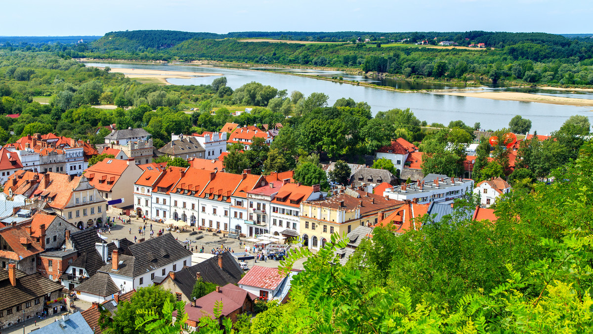 Zwiedzanie muzeów, zaglądanie za kulisy teatralne i oglądanie rekwizytów, warsztaty, dyskusja o kulturze dostępnej złożą się na pierwszy w Polsce kulturalny rajd bez barier dla osób z niepełnosprawnością wzroku i słuchu. W środę rajd zawita do Rzeszowa.