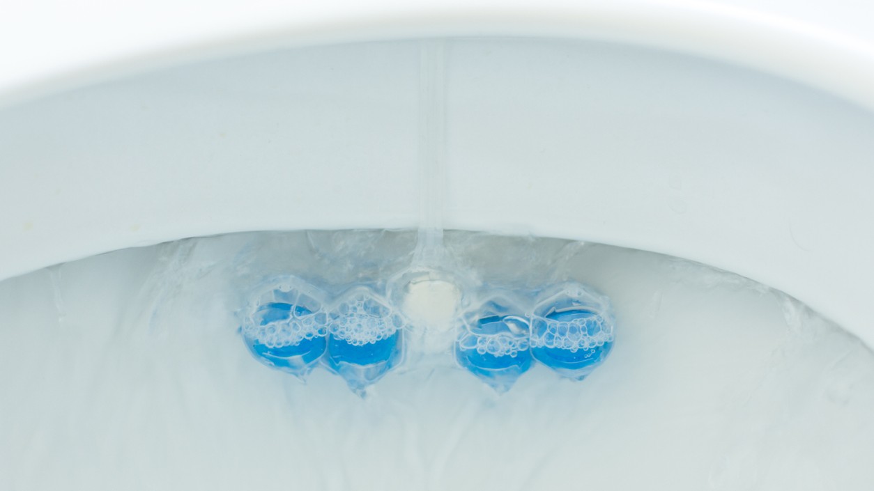 Kam zavesiť WC blok pre maximálny účinok?