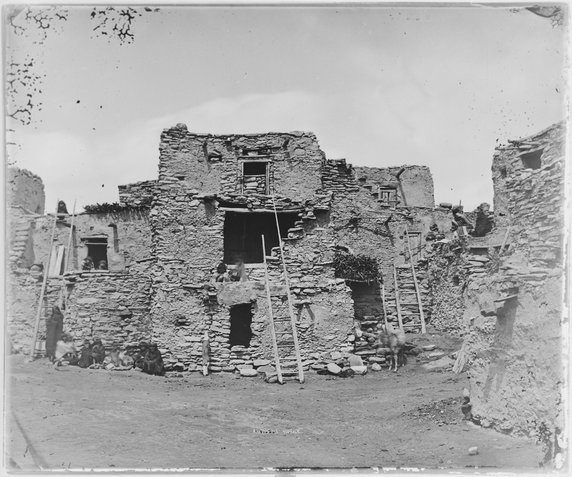 Tak mieszkali Indianie Hopi (ze zbiorów National Archives at College Park, domena publiczna).