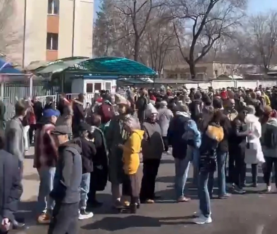 Rusi se okupili da glasaju u podne protiv Putina