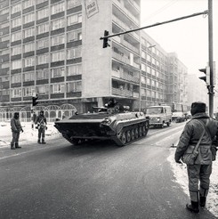 Agonia komunizmu na ARCHIWALNYCH ZDJĘCIACH. Stłamszona szara Warszawa, czołgi, milicja...