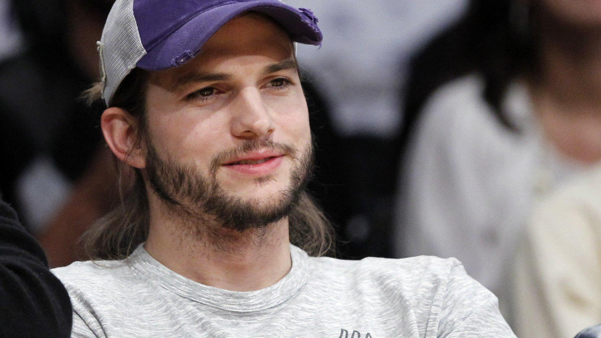 Ashton Kutcher, były partner Demi Moore, przyłapany na ostatnim meczu Los Angeles Lakers... męczył się oglądając tańczące przed nim cheerleaderki.