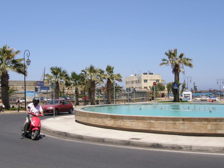 Heraklion – fontanna z turkusową wodą