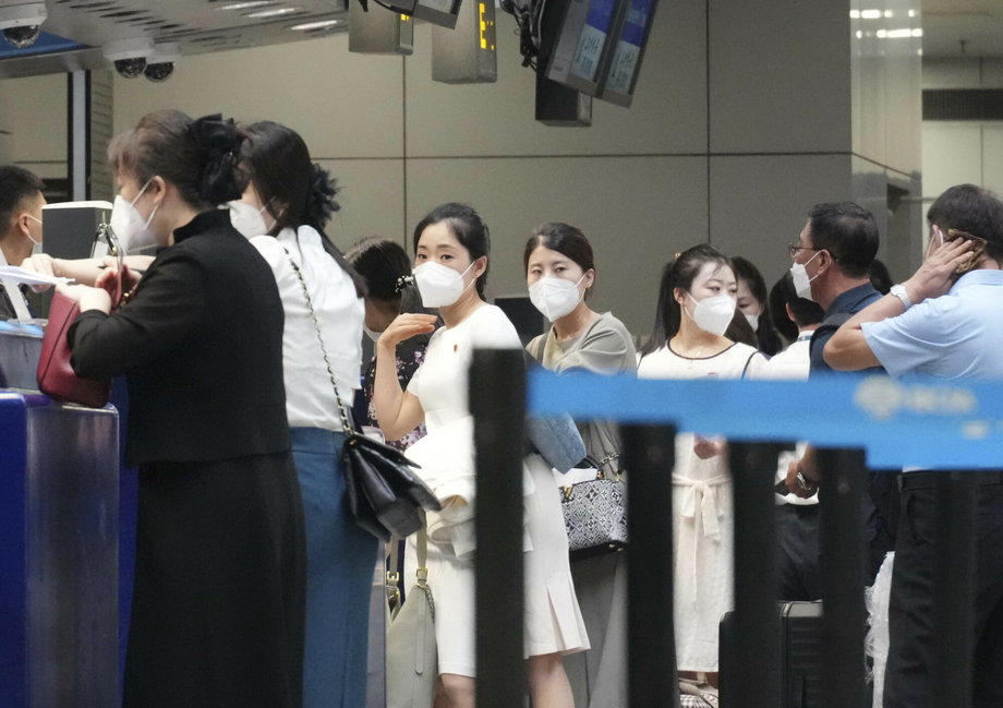 Ludzie w kolejce do odprawy na lot Air Koryo do Pjongjangu w Korei Północnej na międzynarodowym lotnisku w Pekinie. 26 sierpnia 2023 r.