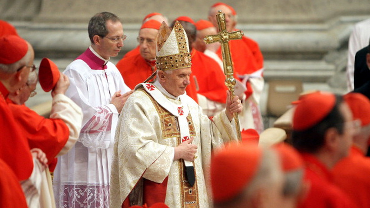 Kościół będzie miał 22 nowych kardynałów - zapowiedział w piątek podczas modlitwy Anioł Pański w Watykanie papież Benedykt XVI ogłaszając nazwiska nowych purpuratów.