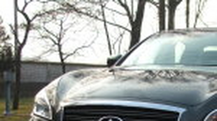 Kilóg a sorból - Infiniti M 30d