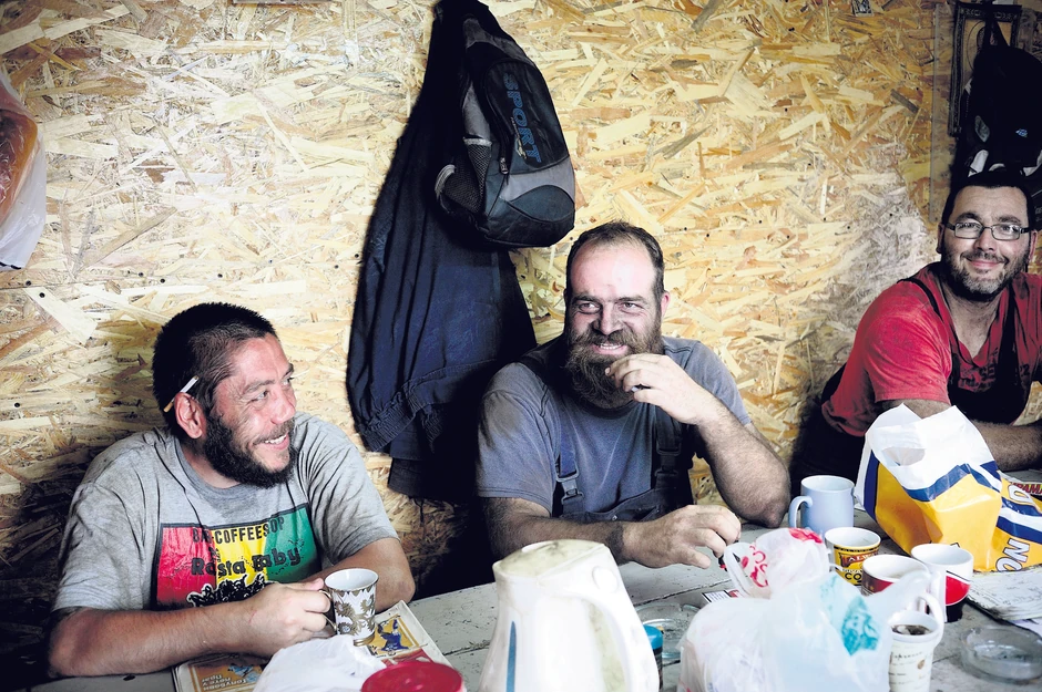 Nenad Veljković (u sredini) kaže da je "venčan sa bagerom 800" 