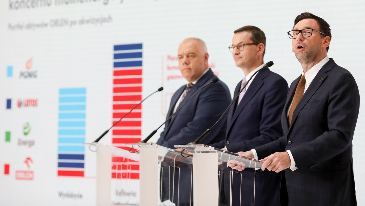 Wicepremier Jacek Sasin, premier Mateusz Morawiecki i prezes Orlenu Daniel Obajtek