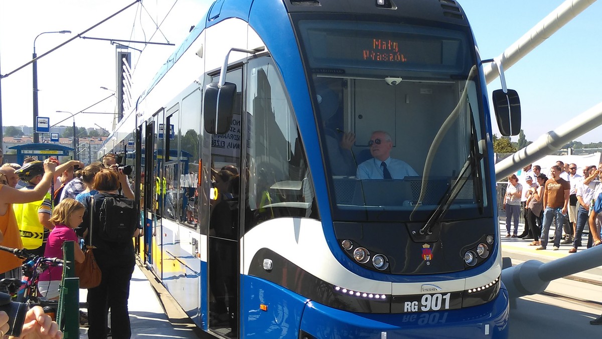 Wygląda na to, że zgodnie z zapewnieniami, Kraków dostanie w tym roku wszystkie 36 nowoczesnych tramwajów "Krakowiak". To warunek, aby miasto otrzymało pełne dofinansowanie unijne na ich zakup. 33 tramwaj ma trafić pod Wawel w Wigilię, a reszta do końca roku.