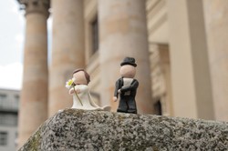 Sauna z chrzestną, picie z klozetu... Najdziwniejsze zwyczaje ślubne z całego świata