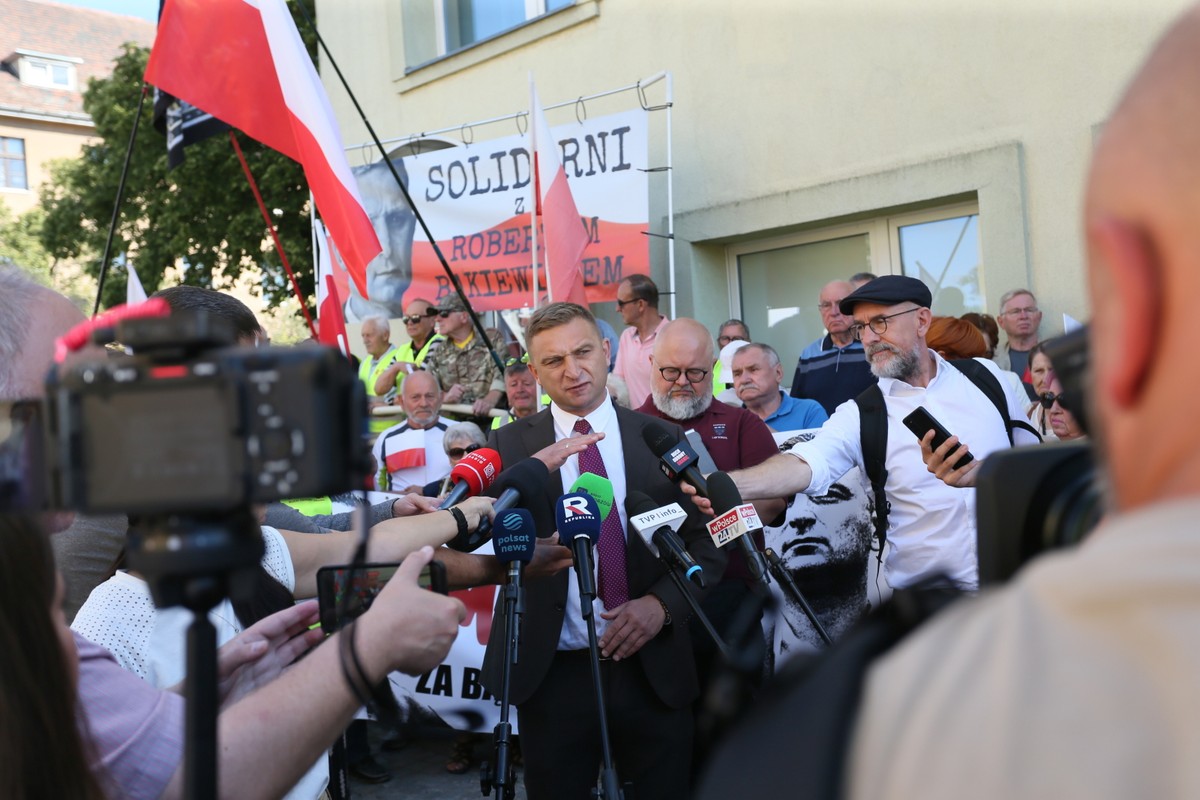 Robert Bąkiewicz twierdzi, że zarzuty postawione przez prokuraturę to element politycznej nagonki na niego