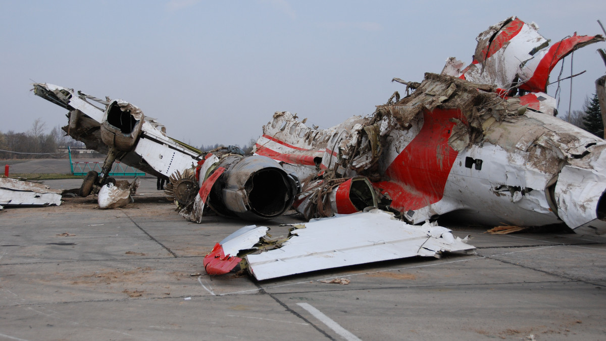 Tu-154M rozpadł się w powietrzu - to jedna z podstawowych tez kolejnego raportu parlamentarnego zespołu badającego katastrofę smoleńską. Świadczyć ma o tym układ szczątków salonki na obszarze o promieniu 30–50 metrów i ich stan, m.in. nadpalenia od wewnątrz.