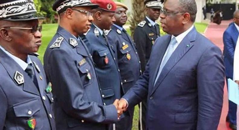 Commissaire Sangharé échange une poignée de main avec le Président Macky Sall
