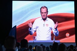 Debata w TVP. Tusk z zaskakującą propozycją dla Morawieckiego. "Przyjdź z Kaczyńskim"