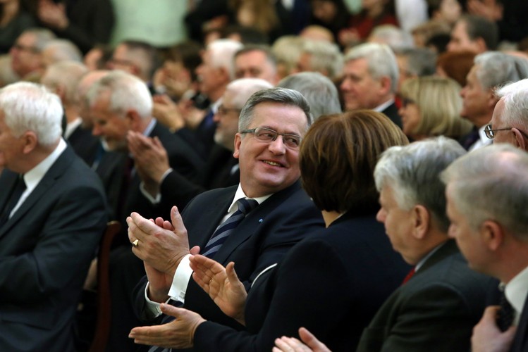 Prezydent Bronisław Komorowski podczas uroczystości wręczenia odznaczeń państwowych działaczom opozycji antykomunistycznej i osobom zasłużonym dla przemian demokratycznych w Polsce