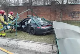 Porsche 911 skosiło przystanek w Łodzi. "Pięć dni, k***a, miałem to auto" [WIDEO]