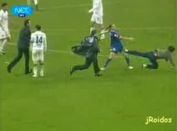 Czerwona kartka za faul na... kibicu