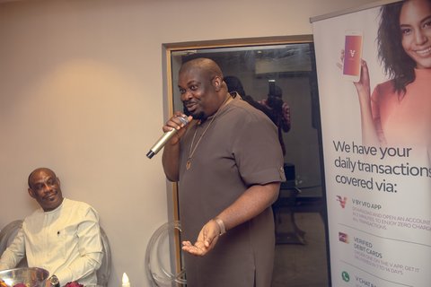 Expressing his gratitude before guests as a proud father watches [VBank]