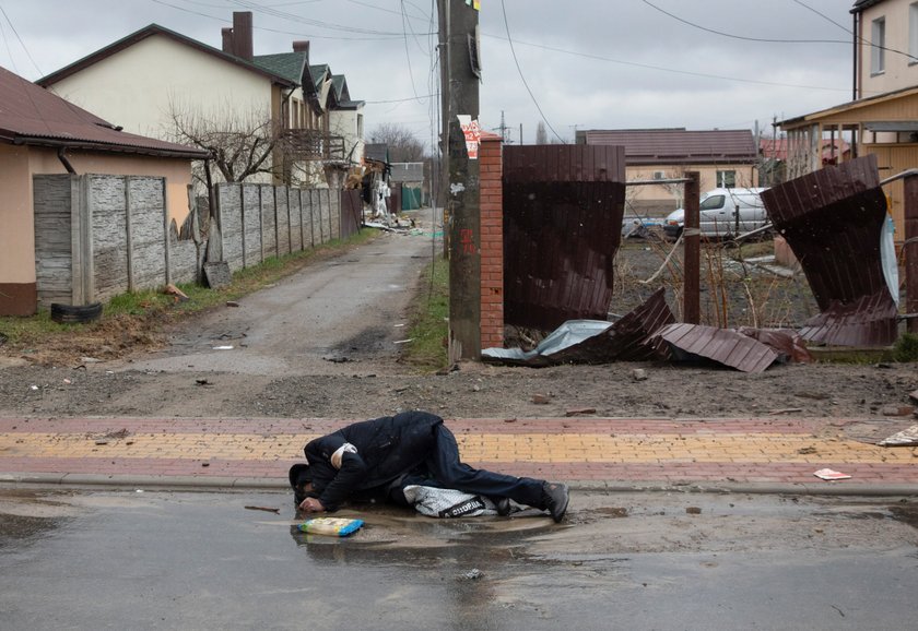 Zmusili go, by uklęknął. Potem padł strzał. Została tylko ciemna plama krwi.