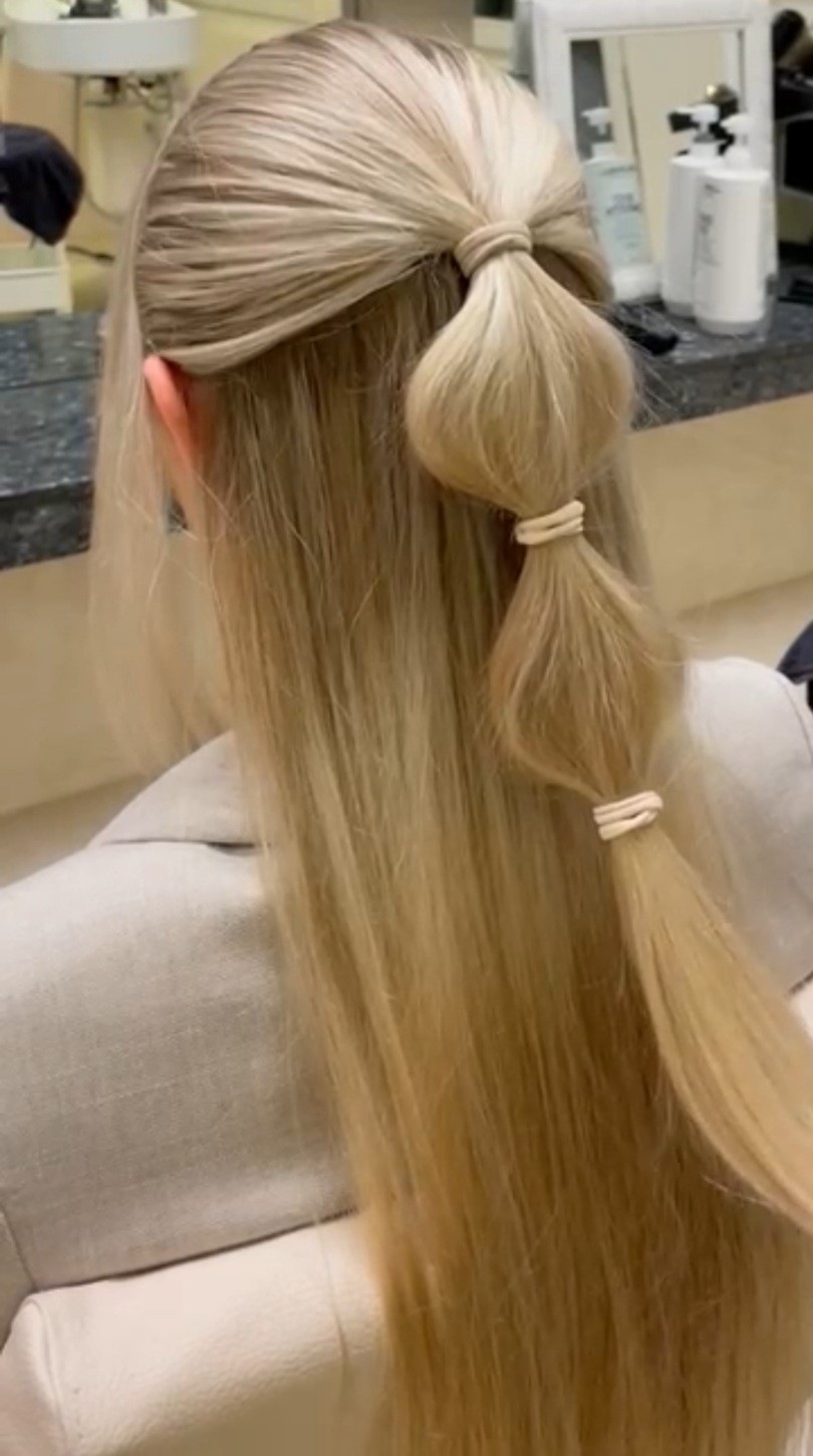 Ensuite, on divise la queue de cheval en sections à l’aide d’élastiques, ceci donnera une petite touche spéciale à votre look.