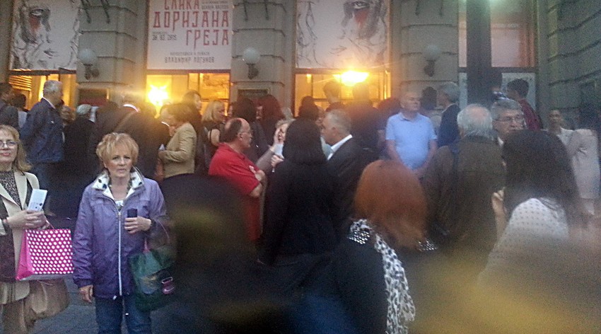 Ispred Narodnog pozorišta svi su sa strpljenjem čekali u redu za večerašnji nastup Ansambla "Kolo"