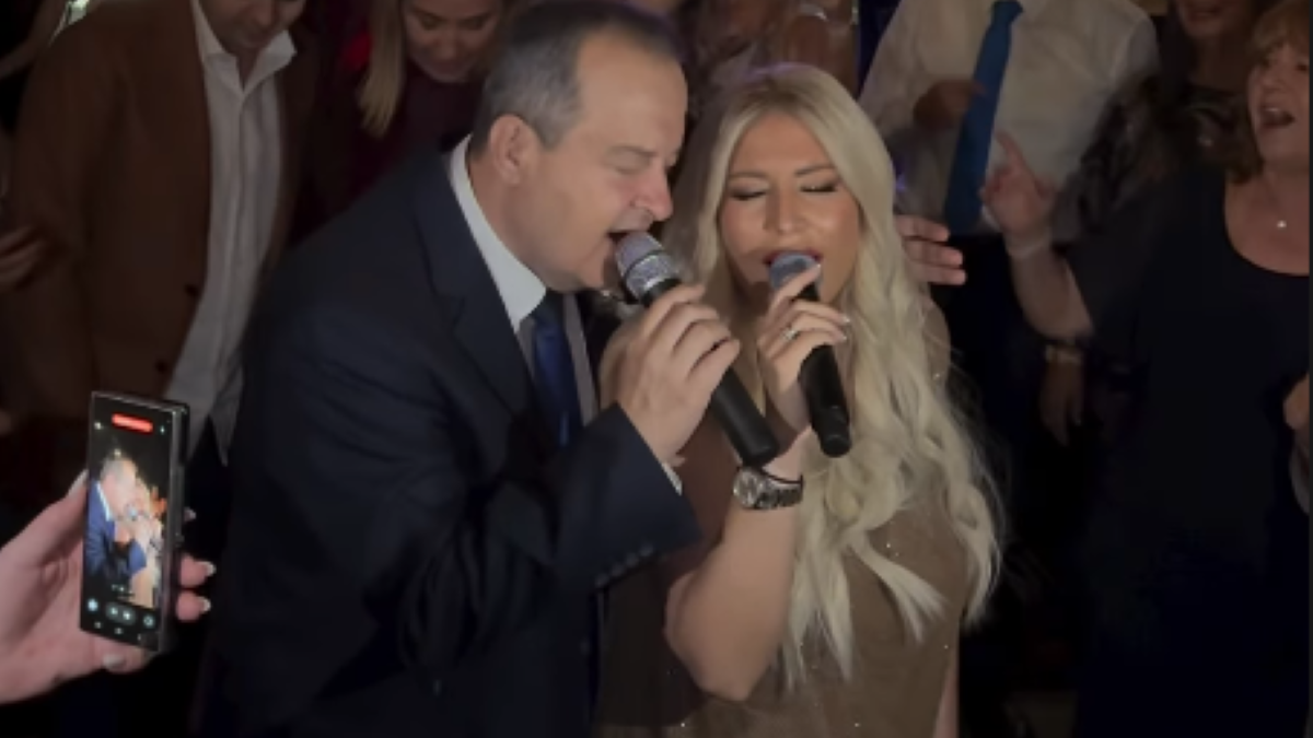 IVICA DAČIĆ ZAPEVAO NA SVADBI DEE ĐURĐEVIĆ Svatovi na nogama, mlada najveselija: Uzela i ona mikrofon, orili se Jorgovani (VIDEO)