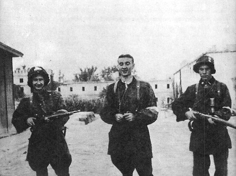 Żołnierze kompanni "Giewont" batalionu AK "Zośka" 5 sierpnia 1944 r. po zdobyciu Gęsiówki. W środku stoi Stanisław Kozicki "Howerla", po prawej podchorąży Michał Światopełk-Mirski "Orlicz"