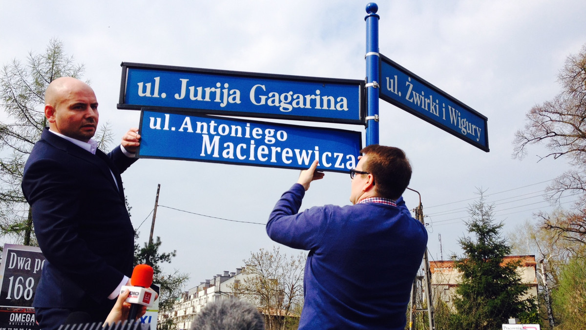 Wrocławscy działacze SLD, w ramach protestu przeciwko ustawie o dekomunizacji ulic i placów, przerobili dziś tabliczkę z nazwą ulicy Jurija Gagarina na ulicę Antoniego Macierewicza. – Obaj kojarzą się z lotnictwem, tyle że Macierewicz jest typowym nielotem – mówi w rozmowie z Onetem Czesław Cyrul z SLD. Według polityków lewicy do zmiany nadają się także nazwy ulic, którym patronują niektórzy poeci.