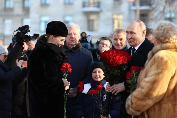 "Putin sa ČISTAČICOM SVETLANOM dobio ĆERKU koja je PLJUNUTI OTAC", više liči na njega nego DVE PRIZNATE ĆERKE: Ocrnila ga u medijima, majka joj se obogatila 