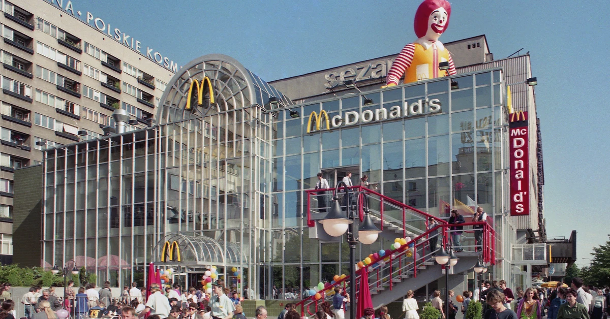 Big Mac za 25 tys. zł, tłumy chętnych pilnowane przez ochroniarzy. Tak otwierał się pierwszy McDonald's w Polsce [FOTO]